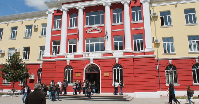 Te rinjte po braktisin universitetet: Mbi 40 per qind e tyre me arsim fillor